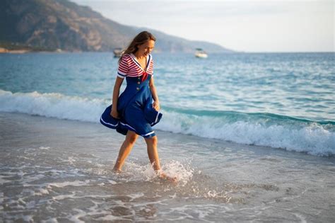 muschi am fkk|Wunderschönes Girl zeigt am Strand ihre perfekte Muschi